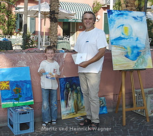 Moritz mit seinem Bild  und Heinrich Wagner mit seinem Wettbewerbsbeitrag im Werden vor dem Hotel Riviere in Bardolino 