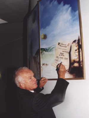 LH Ratzenbck beim Signieren des lgemldes von Heinrich Wagner - Hhnharter Reflexionen l auf Leinen 360 x 140 cm 4 teilig